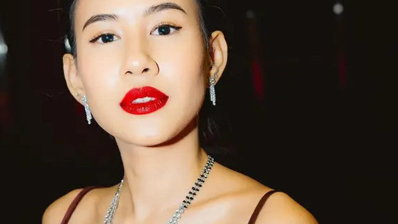 Potret Shenina Cinnamon di Busan International Film Festival, Pakai Dress Belahan Tinggi & Kalung Berlian Mewah