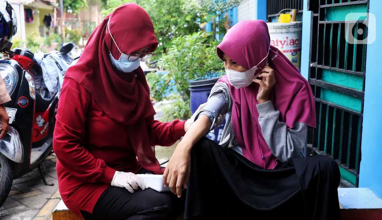 Petugas Puskesmas Gembor memeriksa kesehatan penyandang disabilitas dengan mendatangi langsung dari rumah kerumah di kecamatan Priuk, Kota Tangerang, Selasa (8/6/2021). Vaksinasi diberikan untuk memberikan kekebalan tubuh agar terhindar dari Covid-19. (Liputan6.com/Angga Yuniar)