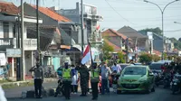 Kawasan perempatan Pasar Sumber Kabupaten Cirebon mendadak hening saat detik-detik Proklamasi kemerdekaan RI dibacakan, Selasa (17/8/2021). (Liputan6.com/ Panji Prayitno)