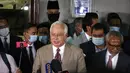 Mantan Perdana Menteri Malaysia Najib Razak memberikan keterangan kepada awak media di gedung pengadilan di Kuala Lumpur, Malaysia, Selasa (28/7/2020). Pengadilan di Malaysia menghukum Najib Razak 12 tahun penjara atas tujuh dakwaan terhadapnya dalam kasus korupsi 1MDB. (AP Photo/Vincent Thian)