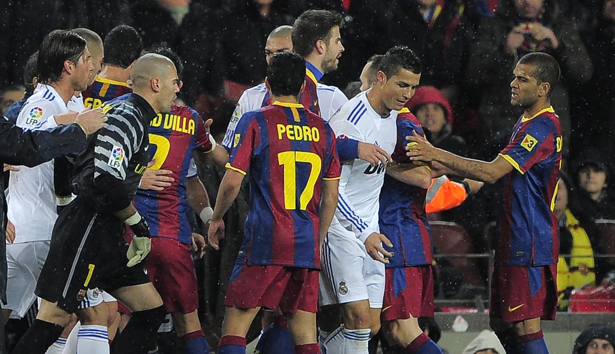 Barcelona vs Real Madrid 5-0. Laga El Clasico pertama di musim 2010/2011 tersaji pada pekan ke-13 La Liga, 29 November 2010. Cristiano Ronaldo dan Real Madrid yang bertindak selaku tamu harus mengakui keunggulan Barcelona dengan 5 gol tanpa balas. Meski tak mencetak satu gol pun, namun peran Lionel Messi di kubu tuan rumah amat terasa dengan keberhasilannya mencetak 2 assist dan sukses mengakibatkan beberapa kali pelanggaran yang dibuat para pemain Real Madrid untuk menghentikan lajunya. (AFP/Josep Lago)