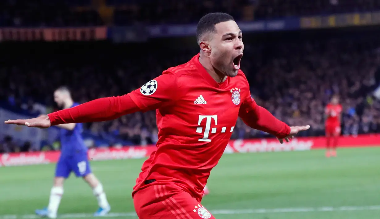 Pemain Bayern Munchen Serge Gnabry melakukan selebrasi usai mencetak gol ke gawang Chelsea pada pertandingan babak 16 besar Liga Champions di Stamford Brige Stadium, London, Inggris, Selasa (25/2/2020). Bayern Munchen menang dengan skor 3-0. (AP Photo/Frank Augstein)