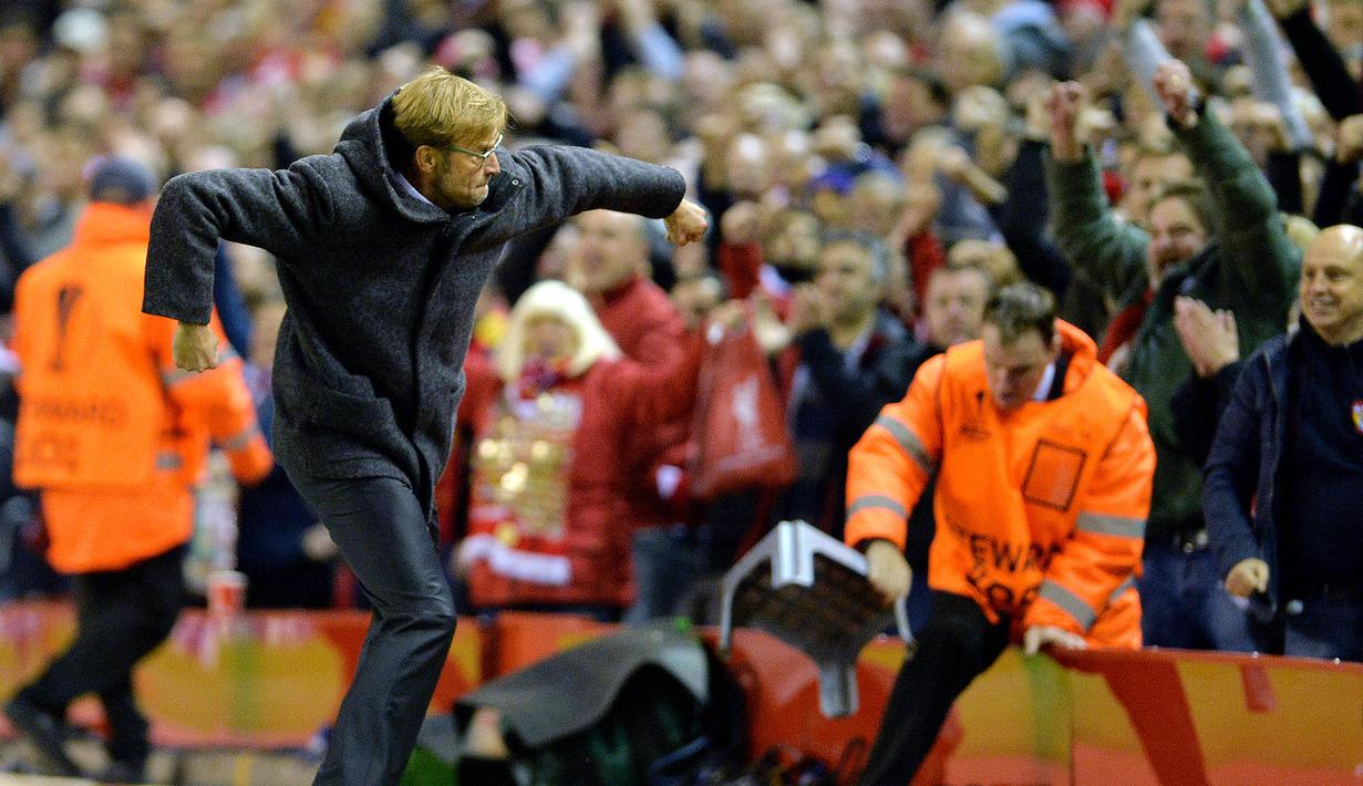 Pelatih Liverpool, Juergen Klopp merayakan gol yang dicetak Emre Can ke gawang Rubin Kazan pada laga Liga Europa di Stadion Anfield, Inggris, Jumat (23/10/2015). (EPA/Peter Powell)