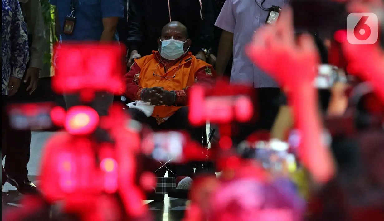 Gubernur Papua nonaktif, Lukas Enembe digiring petugas Komisi Pemberantasan Korupsi (KPK) menuju mobil tahanan usai menjalani pemeriksaan perdana pasca penahanan, Gedung Merah Putih KPK, Jakarta, Kamis (12/1/2023). Lukas Enembe disangkakan melanggar Pasal 12 huruf a atau b atau Pasal 11 dan Pasal 12B Undang-undang Pemberantasan Tindak Pidana Korupsi (UU Tipikor). (Liputan6.com/Helmi Fithriansyah)