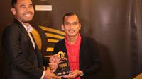 Riko Simanjuntak menerima penghargaan APPI footballer of the month dari Presiden APPI Ponaryo Astaman di Sungai Sereh,  Jakarta, rabu (9/5/2018). (Bola.com /Nick Hanoatubun)