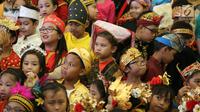 Sejumlah anak-anak mengenakan pakaian adat mengikuti Festival Prestasi Indonesia di JCC Senayan, Jakarta (21/8). Acara ini diikuti oleh ratusan siswa dari sejumlah sekolah. (Liputan6.com/Johan Tallo)