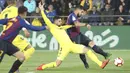 Striker Barcelona, Luis Suarez, melepaskan tendangan saat melawan Villarreal pada laga La Liga 2019 di Stadion Ceramica, Selasa (2/4). Kedua tim bermain imbang 4-4. (AP/Alberto Saiz)