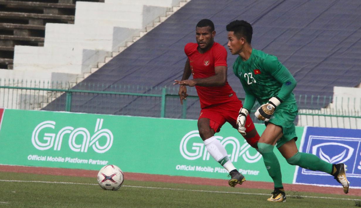 Striker Timnas Indonesia U-22, Marinus Wanewar, saat melawan Vietnam pada laga Piala AFF U-22 2019 di Olympic Stadium, Phnom Penh, Kamboja, Minggu (24/2/2019). Indonesia menang 1-0 atas Vietnam. (Bola.com/Zulfirdaus Harahap)