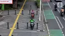 Pengendara motor yang suka melaju di atas jalur trotoar yang semestinya menjadi ruang aman bagi pejalan kaki, juga menjadi masalah tersendiri di Jakarta. (Liputan6.com/Angga Yuniar)