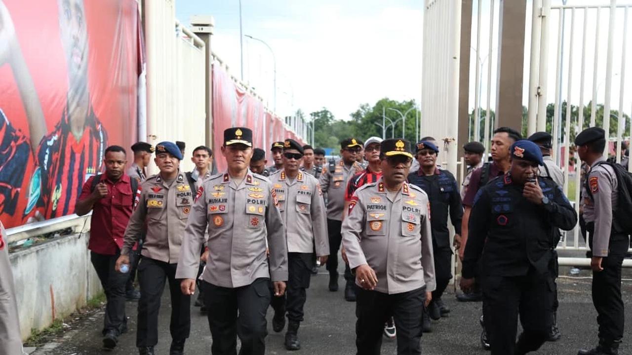Kapolda Papua Irjen Patrige R. Renwarin, didampingi Wakapolda Papua Brigjen Pol Muhajir usai Kericuhan di Stadion Lukas Enembe Dibakar usai Persipura kalah