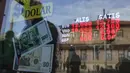 Turis Bulgaria menukar mata uang Lira Turki di kantor pertukaran di Edirne, dekat perbatasan Bulgaria, pada 24 Desember 2021. Pemberhentian pertama mereka adalah penukaran mata uang, kemudian pasar dan toko kelontong untuk membeli bahan makanan hingga perlengkapan kebersihan. (AP Photo/Emrah Gurel)