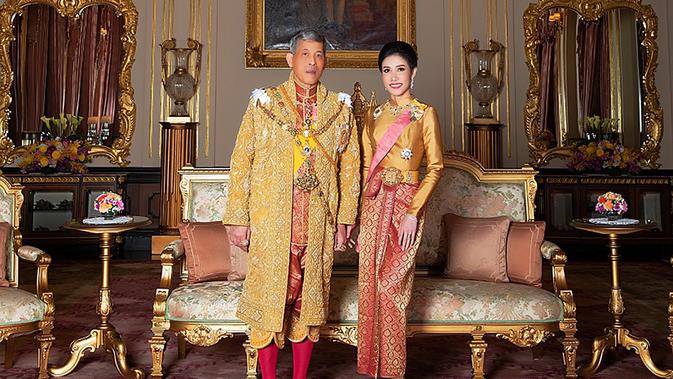 Raja Thailand Maha Vajiralongkorn dan selir kerajaan Sineenat Wongvajirapakdi. (dok. AFP PHOTO / THAILAND'S ROYAL OFFICE)