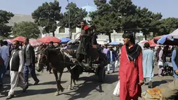 Orang-orang berlalu-lalang di jalanan menyusul pembukaan kembali bank dan pasar setelah Taliban mengambil alih kekuasaan di Kabul, Afghanistan, pada Sabtu (4/9/2021). Setelah 20 tahun digulingkan, kelompok Taliban kembali menguasai Afghanistan. (AP Photo/Wali Sabawoon)