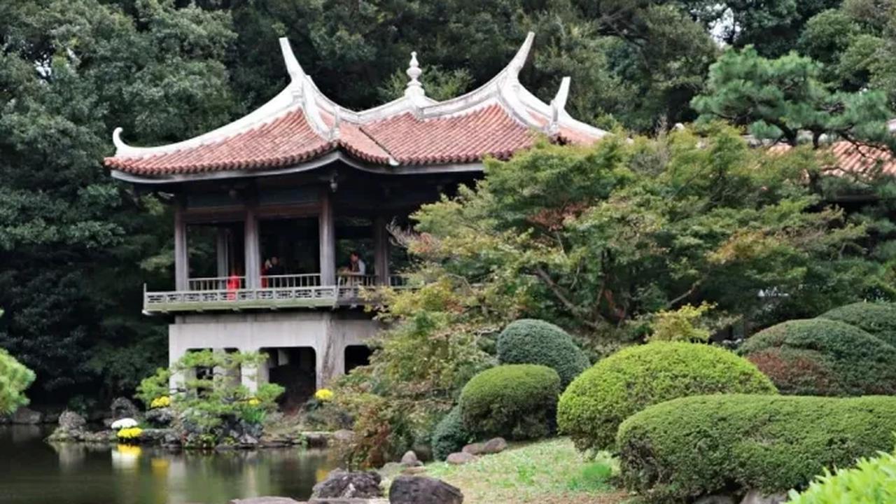 7. Kyu-Goryo-Tei (Taiwan Pavilion) juga ditampilkan di<i> Garden of Words. </i>Paviliun cantik ini menjadi salah satu spot favorit pengunjung Shinjuku Gyoen.