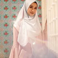 Gaya hijab kekinian buat ketemu camer. (laudyacynthiabella/instagram)