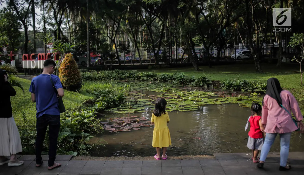 Sejumlah warga berekreasi di Taman Tabebuya, Jagakarsa, Jakarta, Kamis (14/3). Dinas Kehutanan DKI Jakarta menganggarkan Rp 130 miliar untuk membangun 53 Taman Maju Bersama (TMB) di tahun 2019. (Liputan6.com/Faizal Fanani)