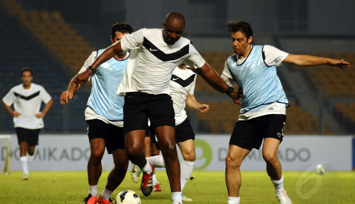 Mantan bintang Timnas Perancis, Patrick Vieira (kiri) berusaha mempertahankan penguasaan bola dari kejaran Rui Costa saat berlatih di Stadion GBK Jakarta, (6/6/2014).(Liputan6.com/Helmi Fithriansyah)