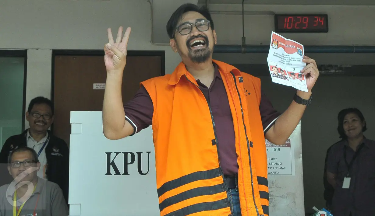 Terdakwa kasus Hambalang, Andi Zulkarnaen Mallarangeng alias Choel Mallarangeng menyalurkan hak suaranya di TPS 19 di rutan Gedung KPK, Jakarta, Rabu (19/4). Delapan orang tahanan KPK mengikuti pilkada DKI Jakarta putaran kedua (Liputan6.com/Helmi Afandi)