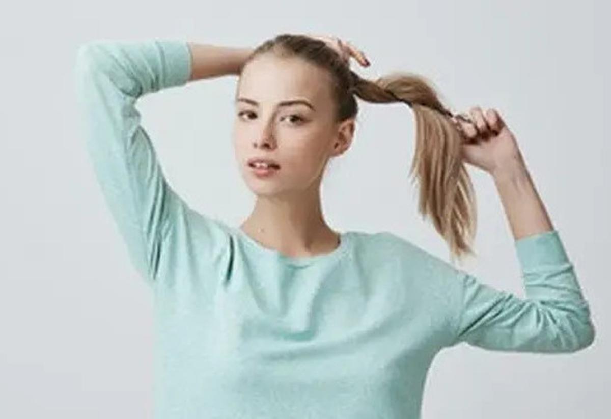 7 Tips Atasi Rambut Rontok, Termasuk Hindari Mengikat Terlalu Kencang!