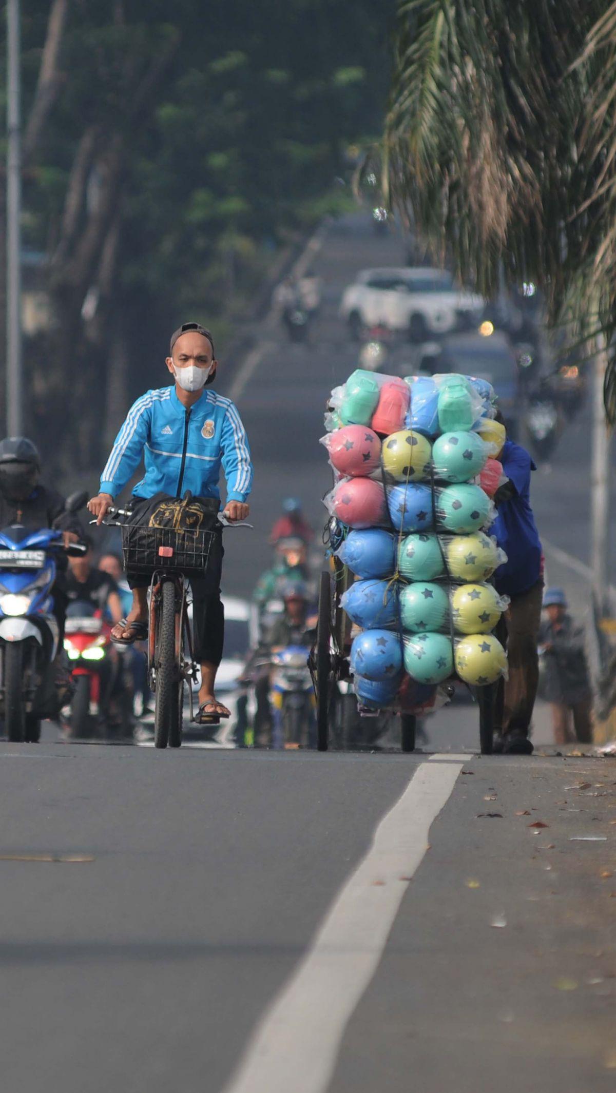 Sehingga, pejalan kaki yang melewati flyover Buaran sangat rawan terserempet atau tertabrak oleh kendaraan yang melintas. Foto: Merdeka.com/Imam Buhori