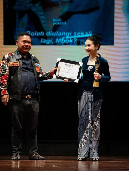 Raih penghargaan di kategori aktris, Prilly kenakan kebaya kutubaru velvet berwarna biru. [@prillylatuconsina96]