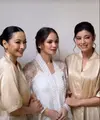 Hesty Purwadinata, Natasha Rizky, Fifi Karamoy, dan Medina menjadi pengapit Enzy Storia [@hestypurwadinata]