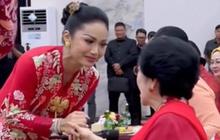 Krisdayanti Tampil Anggun dengan Kebaya Panjang di Acara Hari Ibu Bersama Megawati