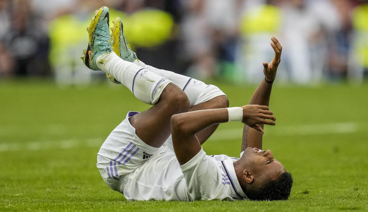 Menjelang akhir laga, Real Madrid mendapat hadiah penalti usai Rodrygo dilanggar Eric Gracia di dalam kotak penalti. (AP/Bernat Armangue)