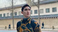 Gaya Verrell Bramasta Pakai Batik Saat Liburan di Korea Selatan