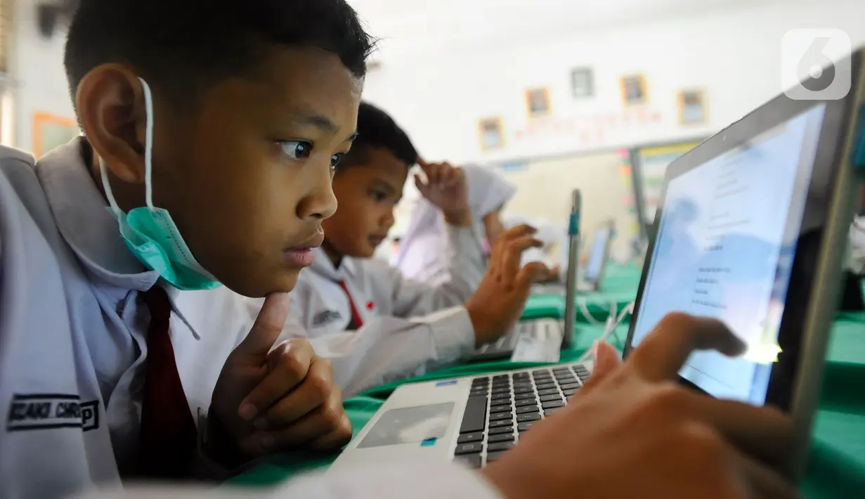 Siswa SDN Pondok Petir 01 mengikuti Asesmen Nasional Berbasis Komputer (ANBK) di Depok, Jawa Barat, Selasa (4/10/2022). Dinas Pendidikan Kota Depok Bidang Pembinaan SD mensosialisasikan ANBK. (merdeka.com/Arie Basuki)