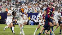Upaya dari pemain Real Madrid, Lucas Vazquez di pertahanan Barcelona dalam uji coba, Minggu (4/8/2024). (Ira L. Black / GETTY IMAGES NORTH AMERICA / Getty Images via AFP)