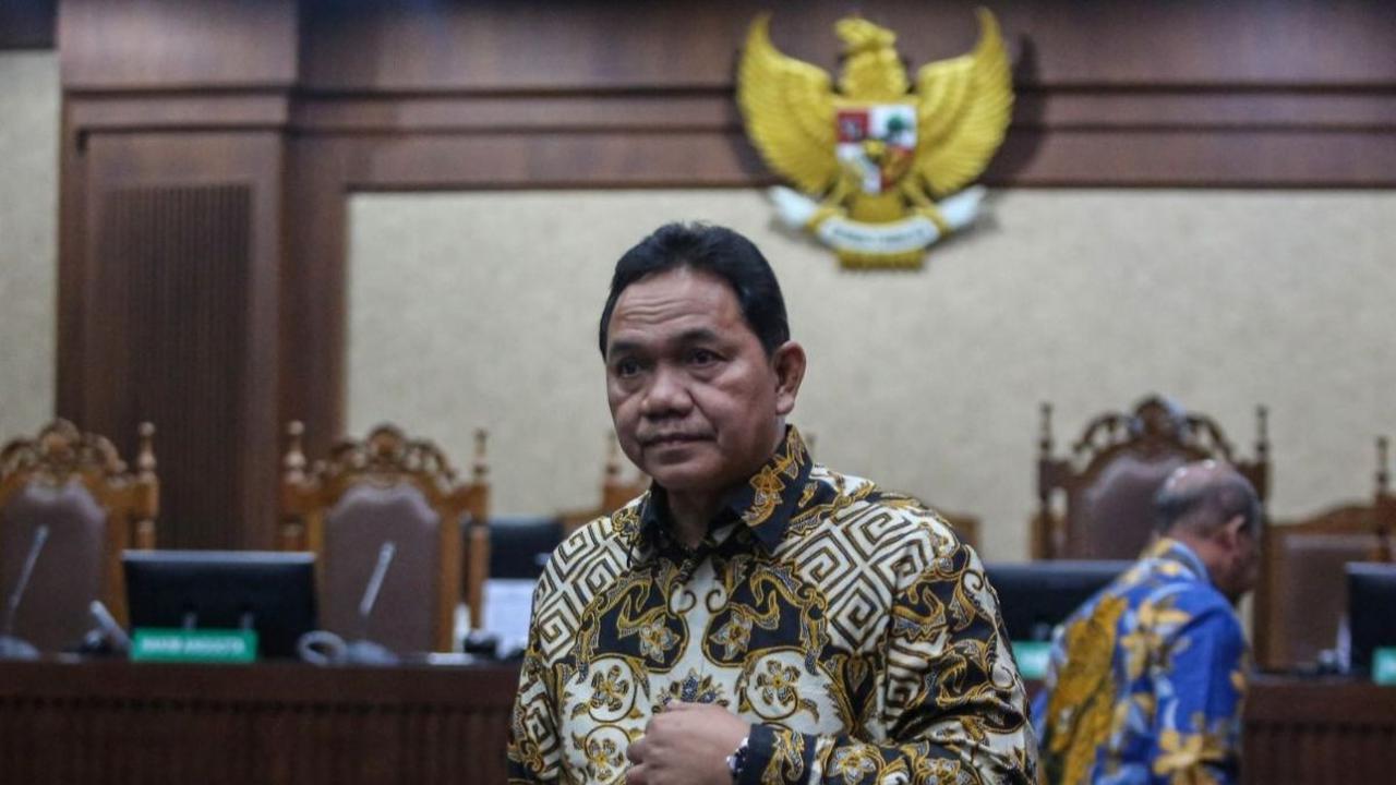 Terdakwa kasus korupsi pengadaan infrastruktur BTS 4G BAKTI Kominfo Achsanul Qosasi berjalan keluar ruangan usai menjalani sidang pembacaan tuntutan di Pengadilan Tipikor, Jakarta, Selasa (21/5/2024). Foto: Liputan6.com / Angga Yuniar