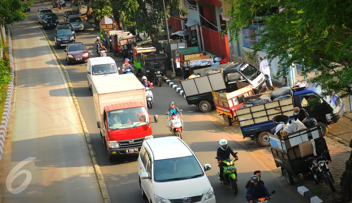 Sejumlah kendaraan pengangkut sampah menunggu truk sampah di kawasan Kelapa Dua, Jakarta, Selasa (8/3/2016). Karena belum mempunyai tempat penampungan sampah, untuk sementara sampah akan dipindahkan ke kawasan Rawa Belong. (Liputan6.com/Faisal R Syam)