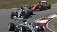 Pembalap Mercedes Lewis Hamilton memenangi seri balapan Formula 1 di GP China (FRED DUFOUR / AFP)