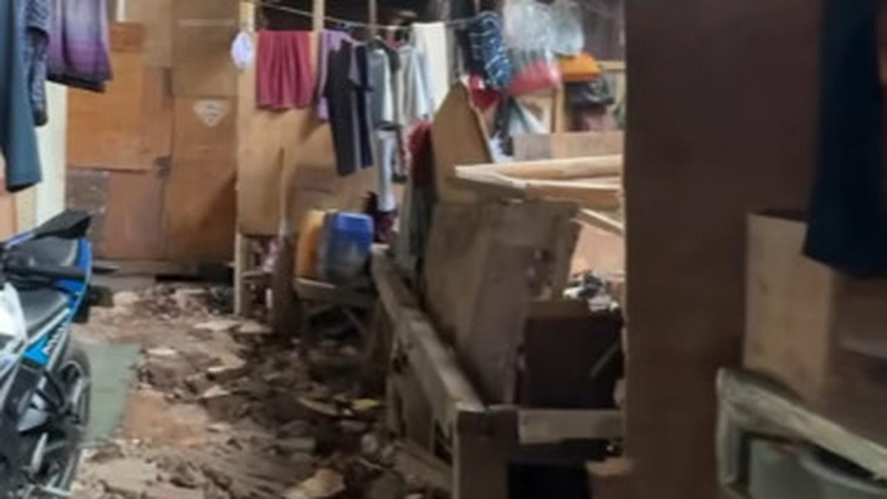 Potret Rumah di Bawah Jalan Tol