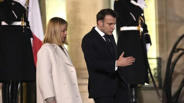 Presiden Prancis Emmanuel Macron dan Perdana Menteri Italia Giorgia Meloni di Istana Elysee, Paris, Senin (17/2/2025).