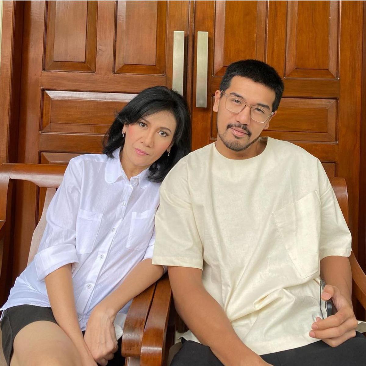 7 Potret Artis yang Terlihat Awet Muda Bersama Anak Mereka, Hubungan Ibu-Anak atau Kakak-Adik?