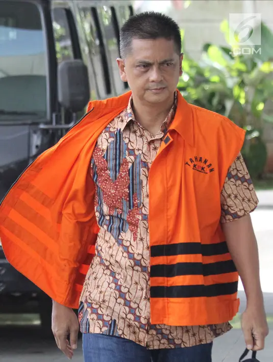 Direktur Utama PT Sarana Bangun Nusantara (SBN) Hasmun Hamzah menuju ruang pemeriksaan di gedung KPK, Jakarta, Jumat (27/4). Sebelumnya Hasmun terjaring OTT Komisi Pemberantasan Korupsi (KPK), Rabu 28 Februari 2018 lalu. (Liputan6.com/Herman Zakharia)