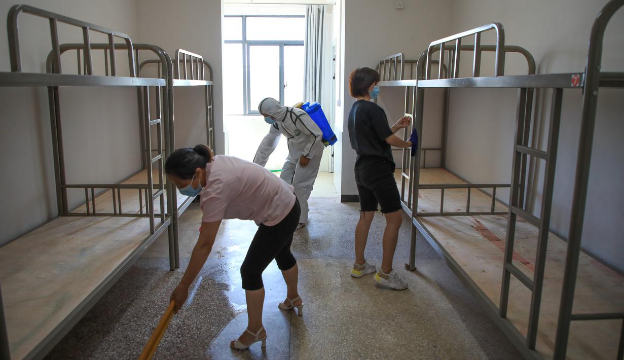 Petugas mendisinfeksi asrama sekolah dasar yang menampung hampir 500 siswa relokasi di wilayah Yuqing, Provinsi Guizhou, China, 27 Agustus 2020. Guizhou telah merelokasi 1,88 juta orang sebagai upaya pengentasan kemiskinan dalam periode Rencana Lima Tahunan ke-13 (2016-2020). (Xinhua/Liu Xu)