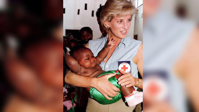 Putri Diana tampak memeluk salah satu bayi yang tinggal di posko kesehatan Kikolo selama kunjungannya ke Angola. Foto ini diambil pada 14 Januari 1997. (AFP)