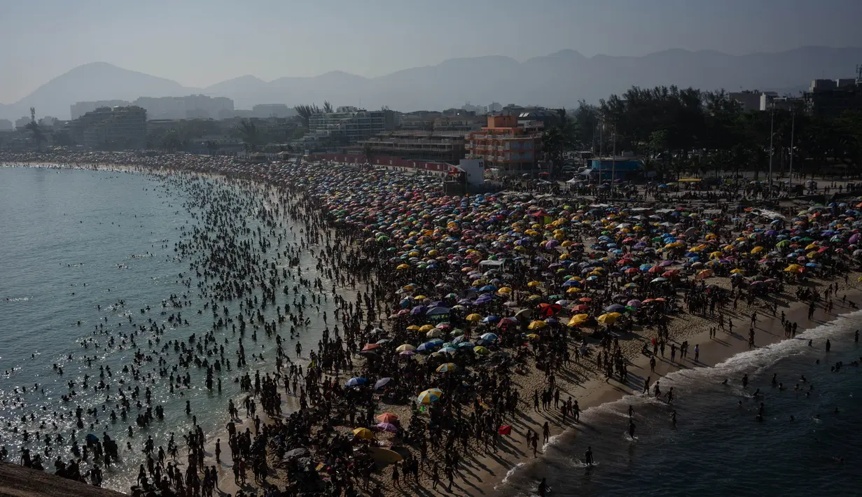 Ribuan orang memadati di pantai Macumba untuk menyegarkan diri. (Tercio Teixeira/AFP)