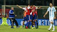 Para pemain Paraguay merayakan kegembiraan usai menekuk Argentina pada laga lanjutan Kualifikasi Piala Dunia 2018 zona Amerika Selatan, di Stadion Mario Kempes, Cordoba, Rabu (12/10/2016) pagi WIB.  (Reuters/Marcos Brindicci)