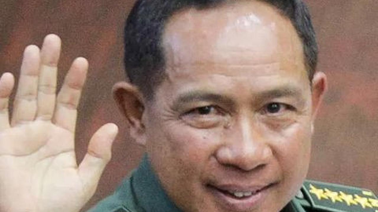 Panglima TNI Bicara Hidup Sehat dan Hemat di Samping Kandang Ayam Sambil Perlihatkan Telur