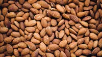 Ilustrasi almond | unsplash.com/@chuttersnap