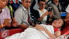 Pebulutangkis tunggal putri Thailand, Ratchanok Intanon dievakuasi keluar lapangan akibatcedera saat berlaga melawan Lindaweni Fanetri (Indonesia) di Total BWF Championships 2015 di Jakarta, Kamis (13/8/2015). (Liputan6.com/Helmi Fithriansyah)