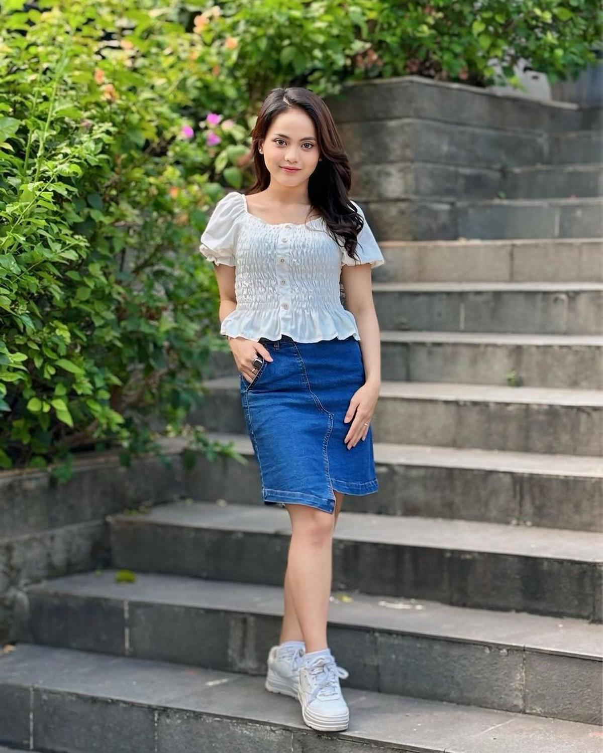 Mengenakan Rok Jeans