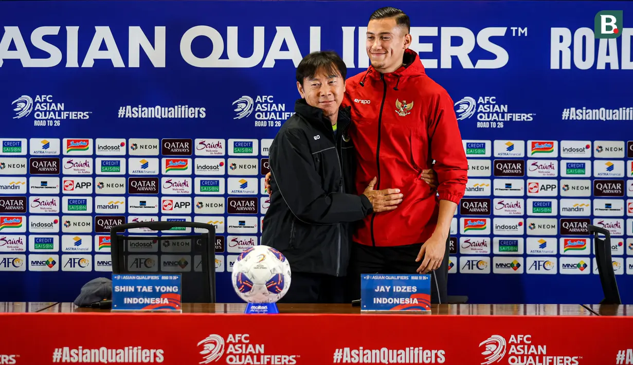 <p>Pelatih Timnas Indonesia, Shin Tae-yong (kiri) berfoto bersama dengan Jay Idzes saat konferensi pers menjelang laga lanjutan putaran ketiga grup C Kualifikasi Piala Dunia 2026 melawan Jepang di Stadion Utama Gelora Bung Karno (SUGBK), Senayan, Jakarta, Kamis (14/11/2024). (Bola.com/Bagaskara Lazuardi)</p>