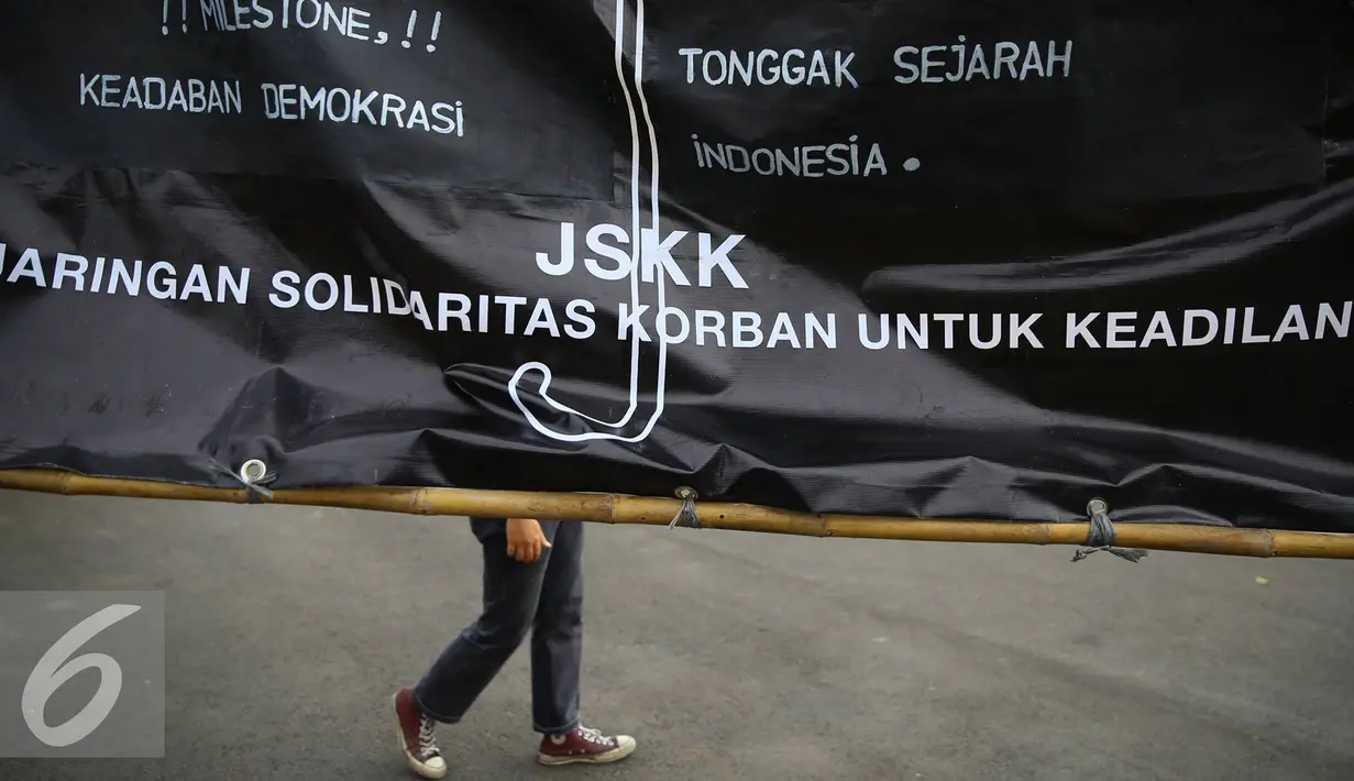 Spanduk besar terpampang saat aksi Kamisan ke-476 di depan Istana Negara, Jakarta, Kamis (12/1). JSKK meminta Presiden Jokowi agar menolak pembentukan Dewan Kerukunan Nasional. (Liputan6.com/Immanuel Antonius)