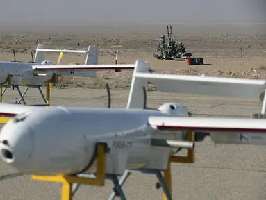 Sejumlah drone milik militer Iran terlihat sebelum latihan di Iran (4/1/2021). Militer Iran melakukan latihan besar yang menunjukkan beragam drone produksi dalam negerinya, Selasa (5/1). (Iranian Army via AP)