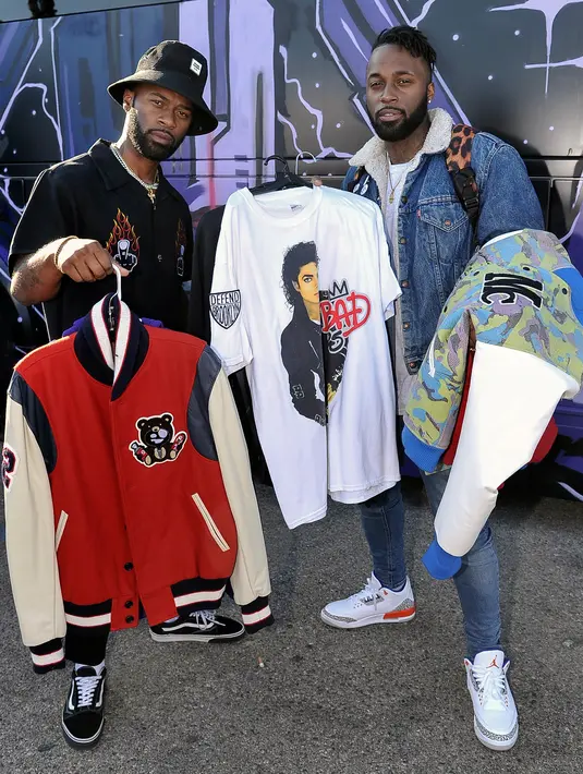 Duo R&B, Blaq Tuxedo berbelanja di halaman rumah penyanyi dan pencipta lagu AS, Chris Brown di lingkungan Tarzana, Los Angeles, 6 November 2019. Ratusan orang berkumpul setelah Chris Brown mengumumkan penjualan barang-barangnya melalui akun Instagram dan Twitter-nya. (AP/Damian Dovarganes)